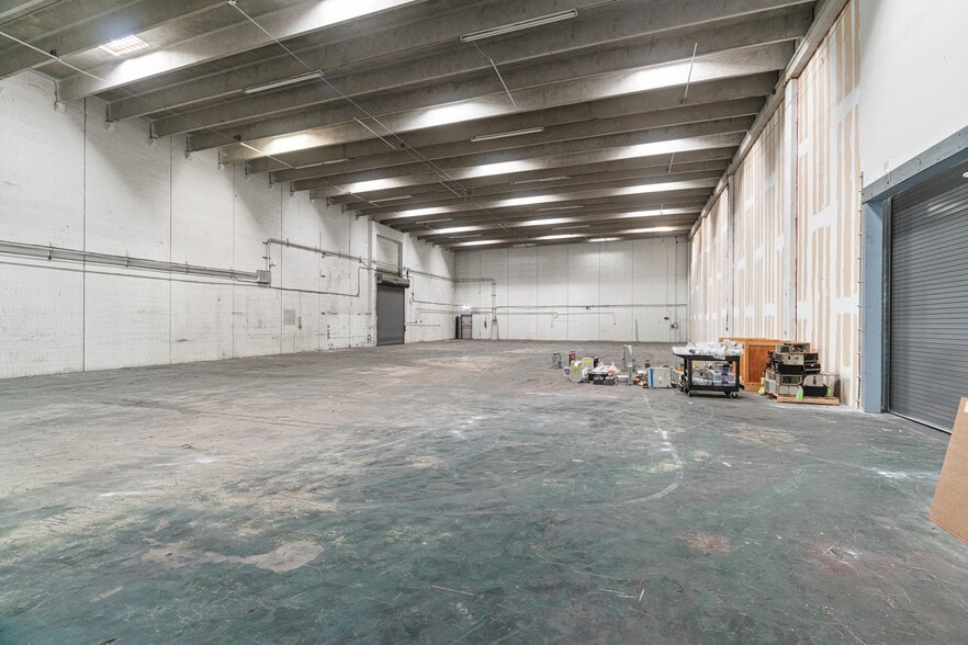 More Photos Of 2741 W 76th St, Hialeah Warehouse For Lease