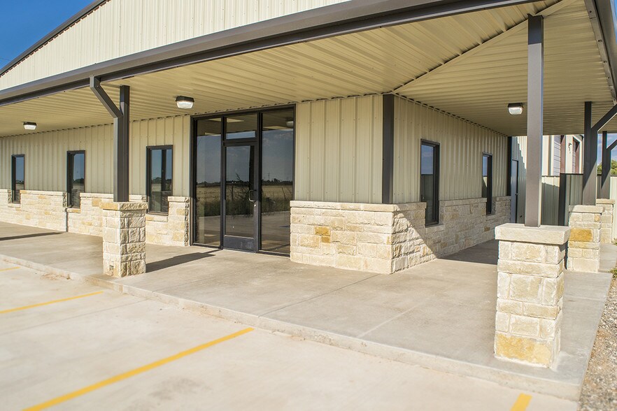More Photos Of 9316 FM 1585, Wolfforth Warehouse For Lease