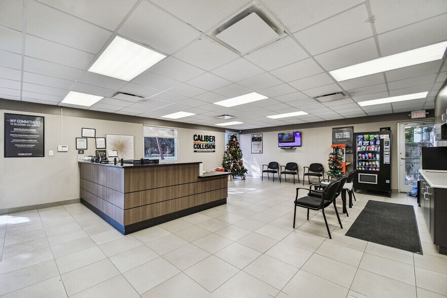More Photos Of 4811 W Sligh Ave, Tampa Warehouse For Lease