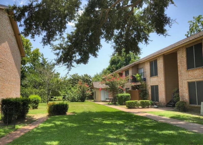 More Photos Of 1905 Jephson Ln, Alvin Apartments For Sale
