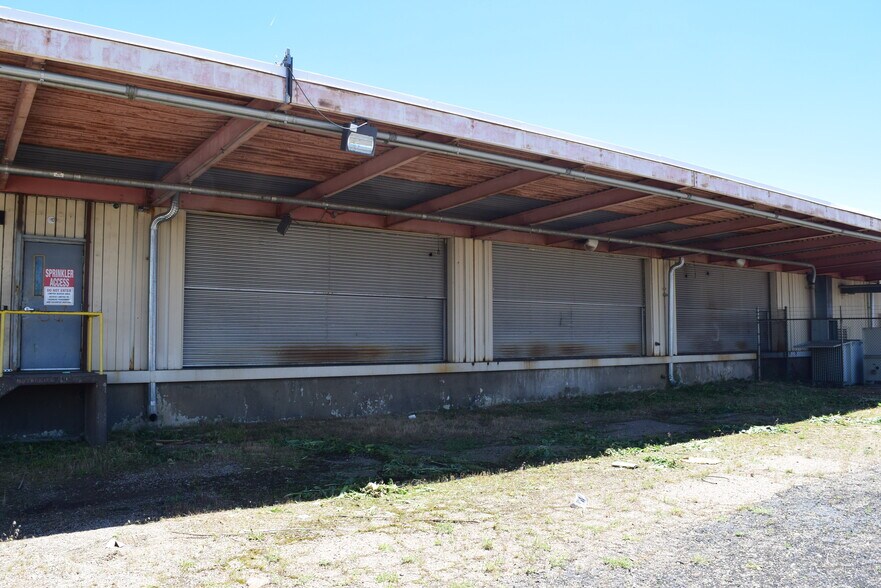 More Photos Of 5200 E Smith Rd, Denver Manufacturing For Lease