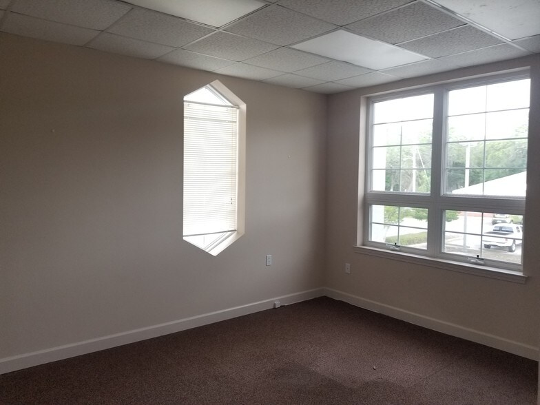 More Photos Of 124 E Miracle Strip Pky, Mary Esther Office For Lease