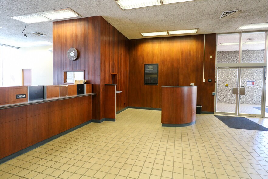 More Photos Of 619 SE Main St, Roseburg Bank For Sale