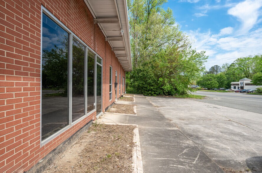 More Photos Of 2534 Durham Chapel Hill Blvd, Durham General Retail For Lease