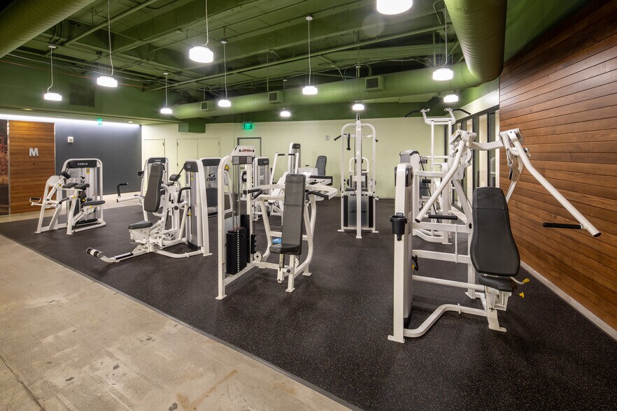 More Photos Of 2 Ravinia Dr, Atlanta Office For Lease