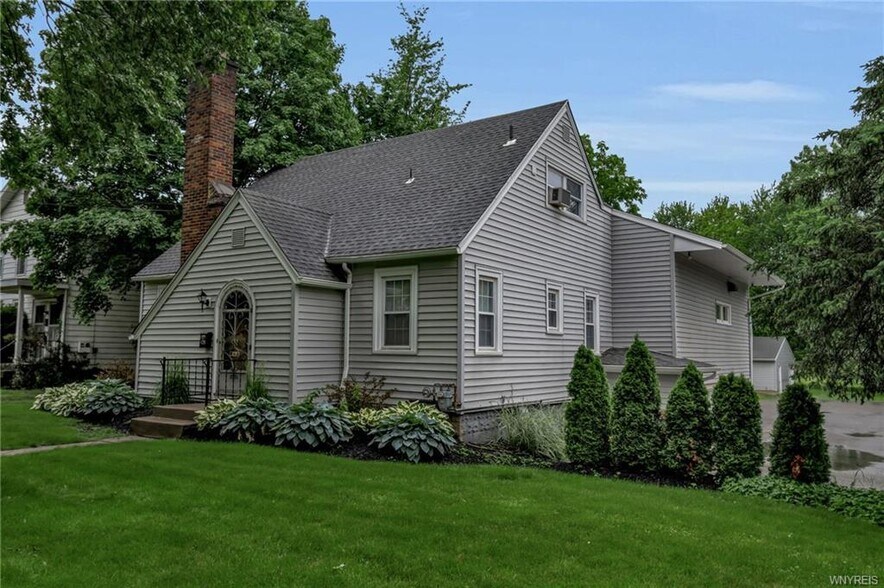 Primary Photo Of 427 Pine st, Lockport Flex For Sale