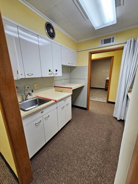 More Photos Of 1106 E Broadway Ave, Enid Medical For Sale