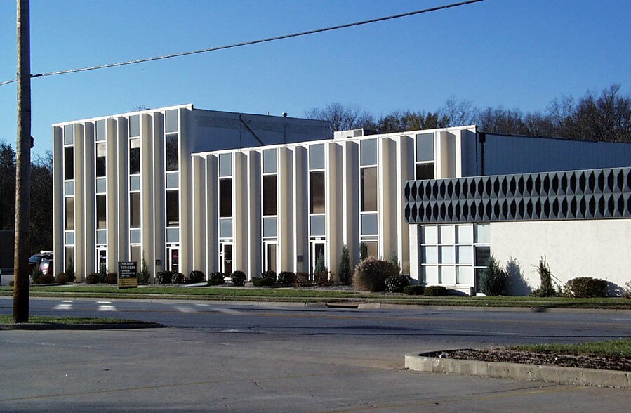 More Photos Of 5520-5542 Raytown Rd, Raytown Light Manufacturing For Lease