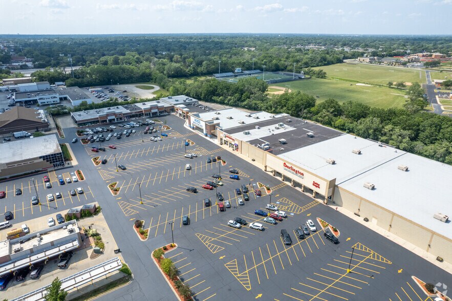 More Photos Of 100-298 W Roosevelt Rd, Villa Park Unknown For Lease