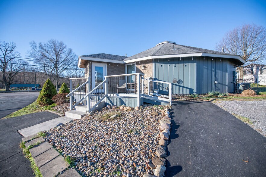 More Photos Of 411 W Canal St, Malvern General Retail For Sale