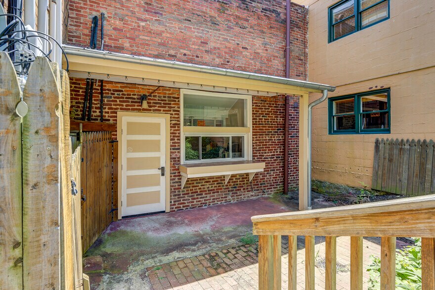 More Photos Of 107 E Main St, Jonesborough Storefront For Sale