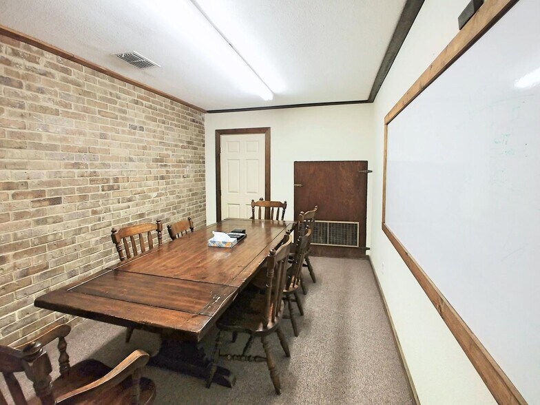 More Photos Of 1111 N Walnut Ave, New Braunfels Office For Lease