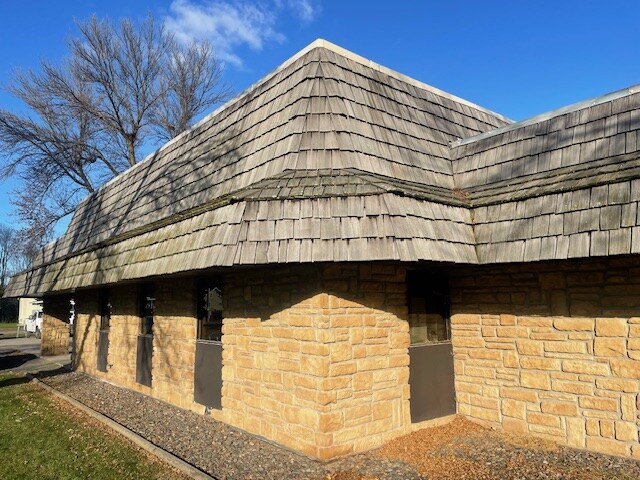 More Photos Of 421 5th St, Centuria Veterinarian Kennel For Sale