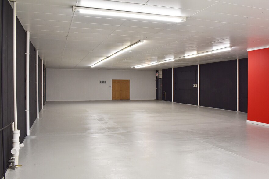 More Photos Of 19 N Arch St, Janesville General Retail For Lease