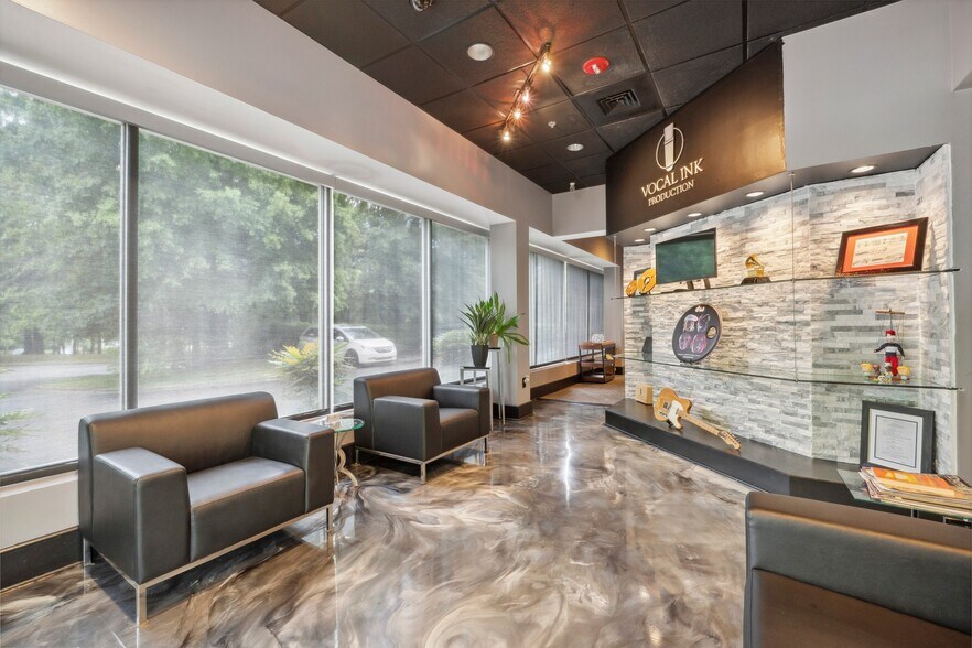 More Photos Of 3120 Latrobe Dr, Charlotte Showroom For Lease