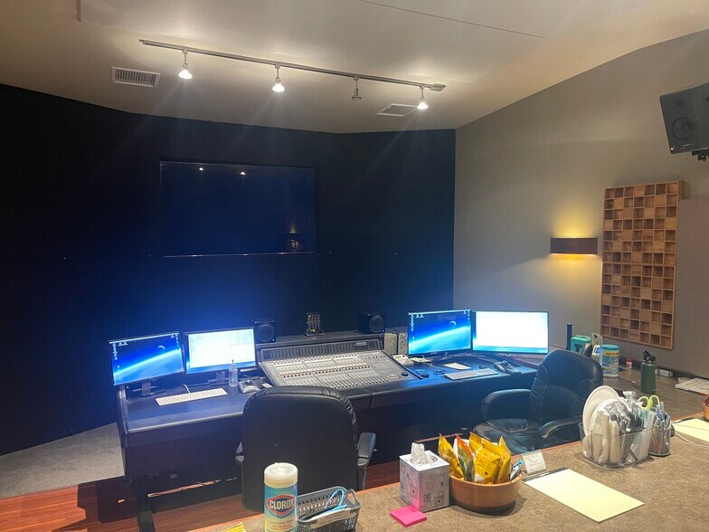 More Photos Of 419 S Flower St, Burbank Light Manufacturing For Sale