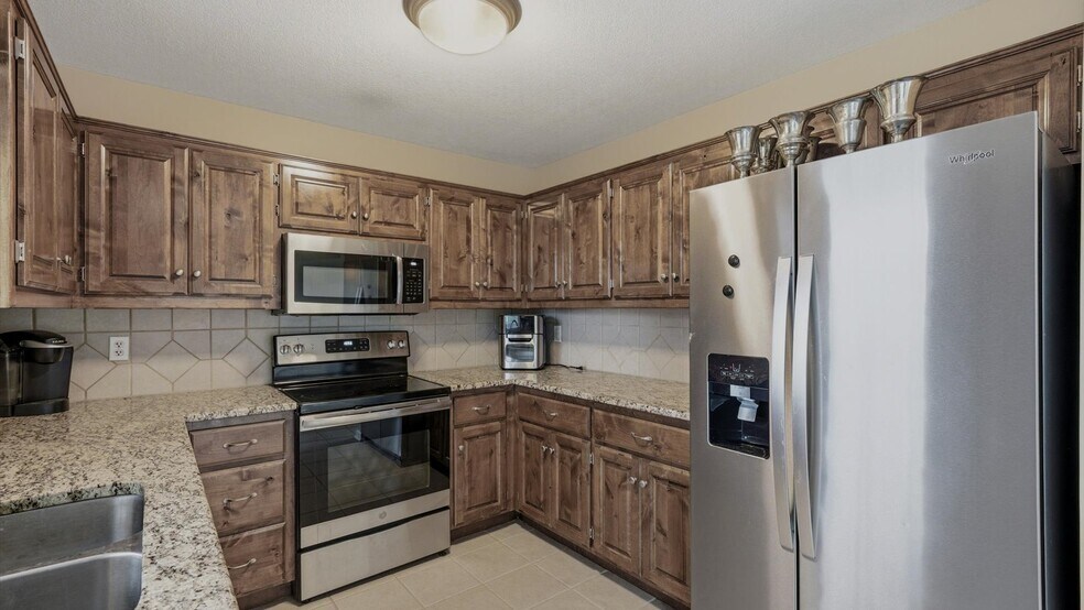 More Photos Of 2450 NW Lowenstein Dr, Lee's Summit Flex For Sale