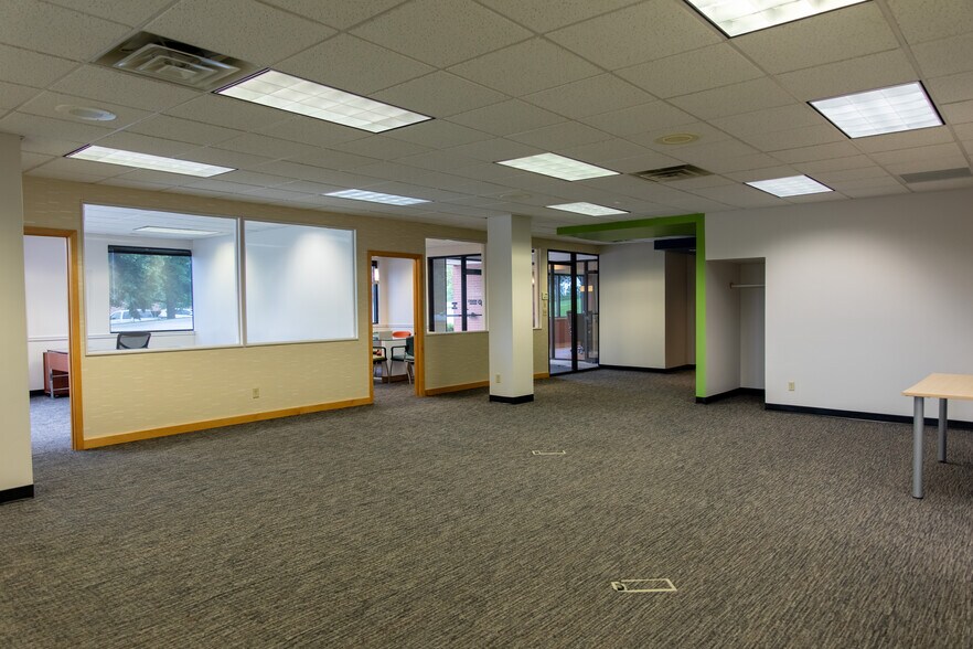 More Photos Of 11820-11830 Nicholas St, Omaha Office For Lease