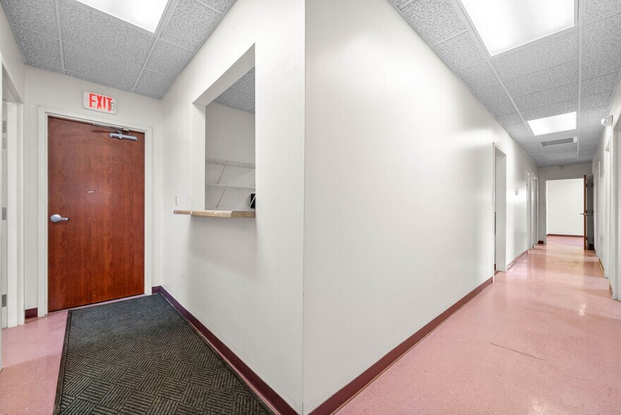 More Photos Of 215 8th St, Clarksville Medical For Lease