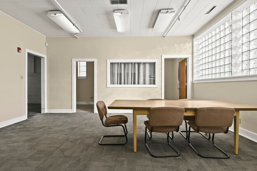 More Photos Of 901 N MacArthur Blvd, Springfield Warehouse For Lease