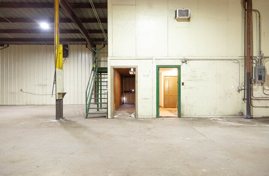 More Photos Of 211 S Austin St, Hutchins Flex For Sale