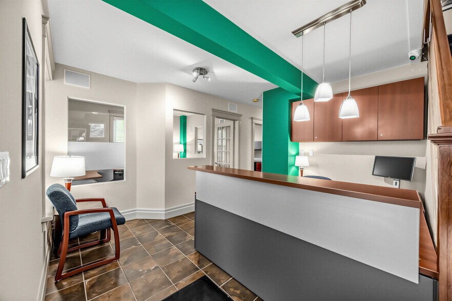 More Photos Of 3569 Cawthra Rd, Mississauga Office For Sale
