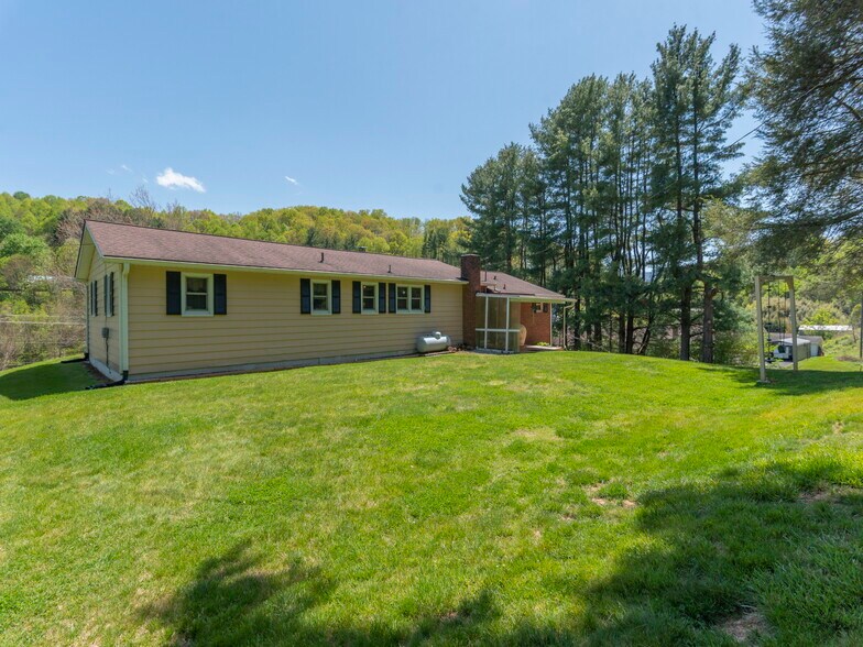 More Photos Of 96 Tower Ln, Waynesville Office For Sale