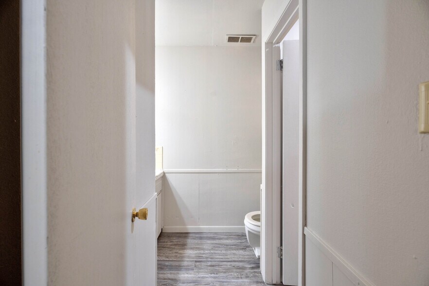 More Photos Of 2500 W 26th St, Plainview Apartments For Sale