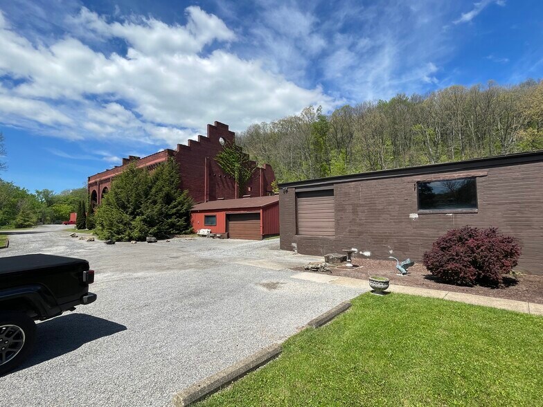 More Photos Of 102-103 Hicks Road Rd, Renfrew Flex For Sale
