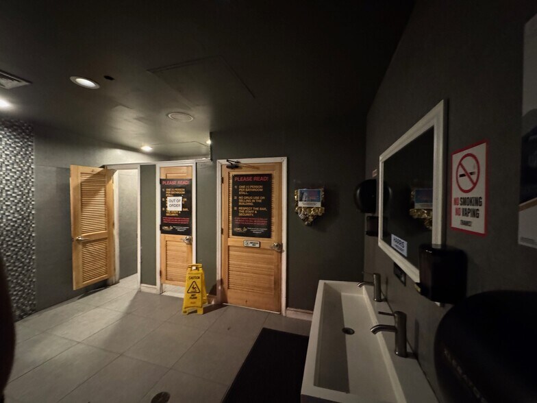 More Photos Of 1330 Walnut St, Philadelphia General Retail For Sale