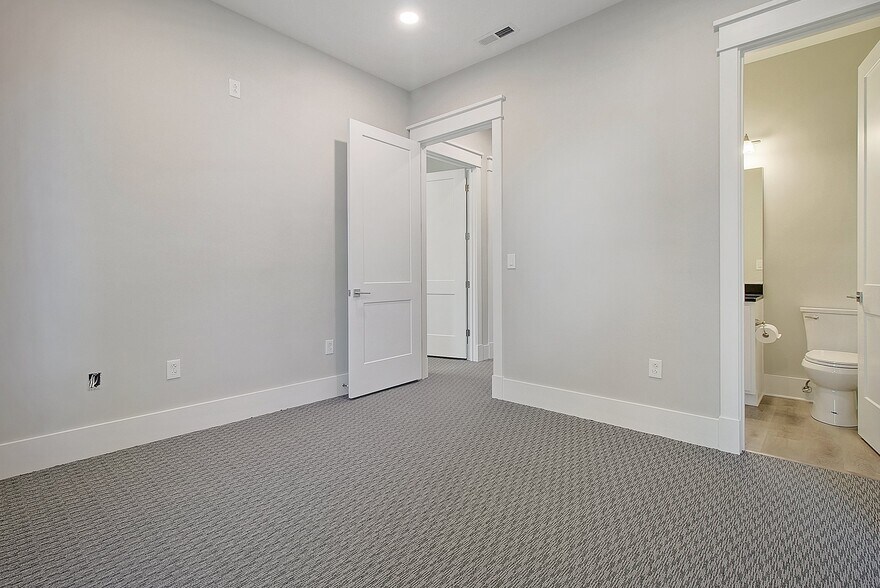 More Photos Of 208 N Cedar St, Summerville Office For Sale
