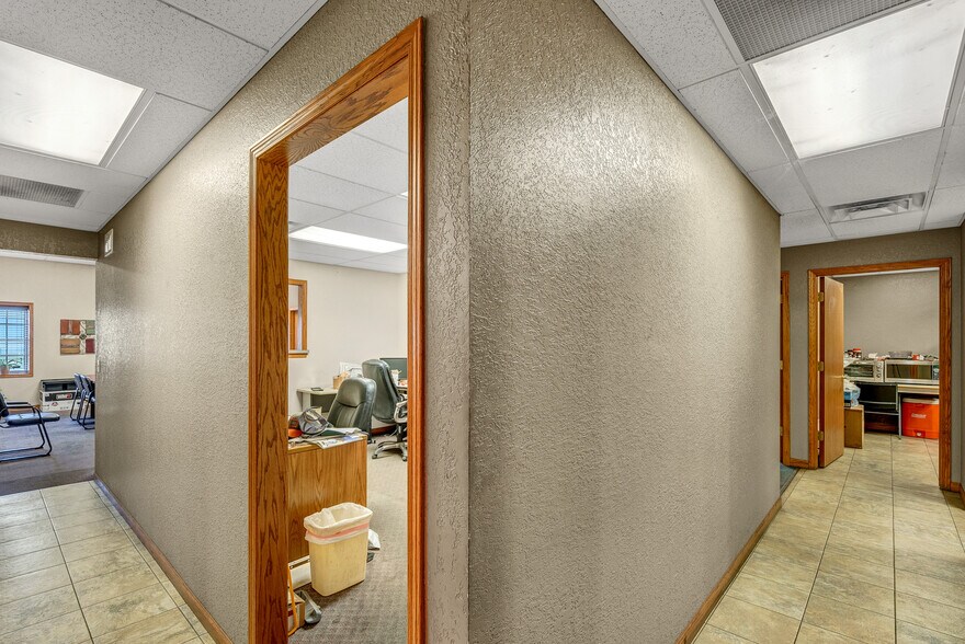 More Photos Of 1800 SE 9th St, Newton Manufacturing For Sale