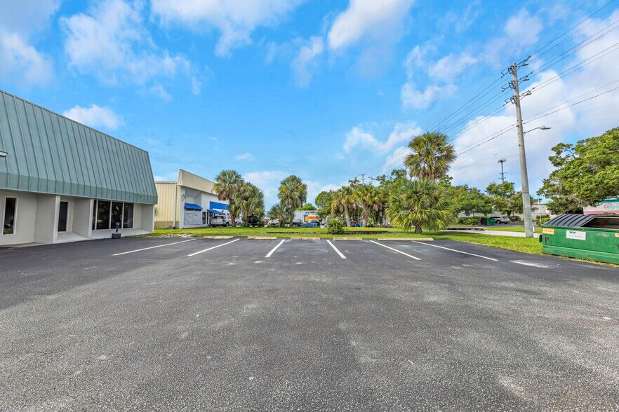 More Photos Of 10781 75th St N, Seminole Light Manufacturing For Lease