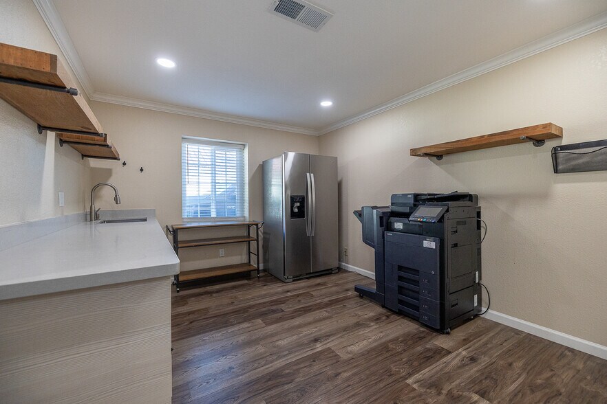 More Photos Of 25 E Hedding St, San Jose Office For Lease