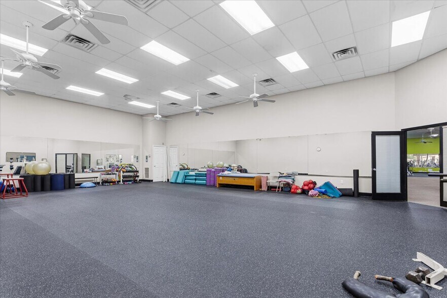 More Photos Of 15043 Main St, Alachua Showroom For Sale