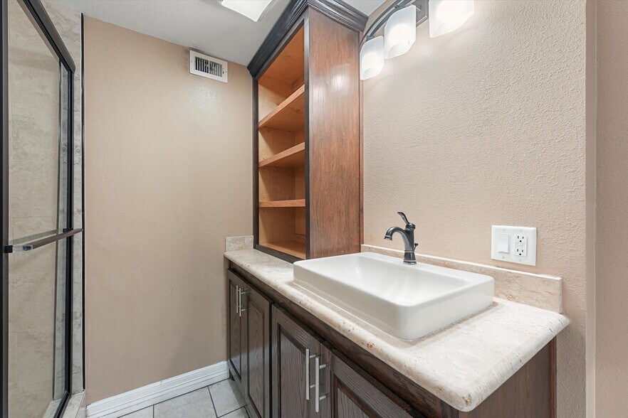 More Photos Of 620 Gellhorn Dr, Houston Warehouse For Sale