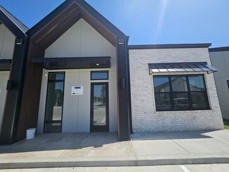 More Photos Of 1325 Main St, Katy Unknown For Lease