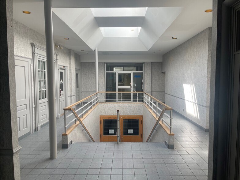 More Photos Of 110 E Main St, Salem Office For Lease