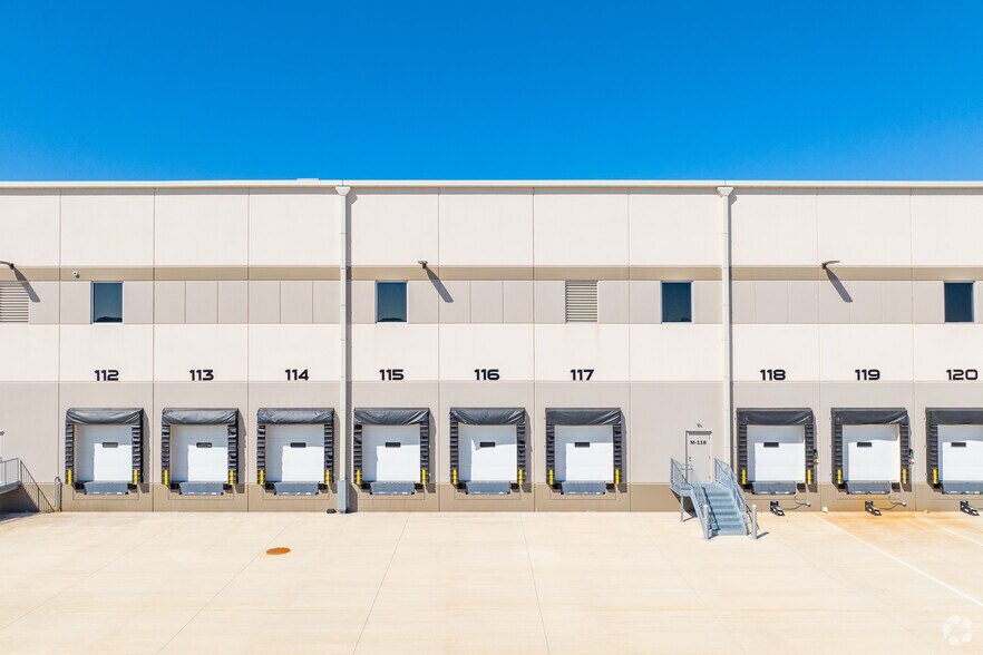 More Photos Of 2771 N Market St, Elizabethtown Distribution For Lease