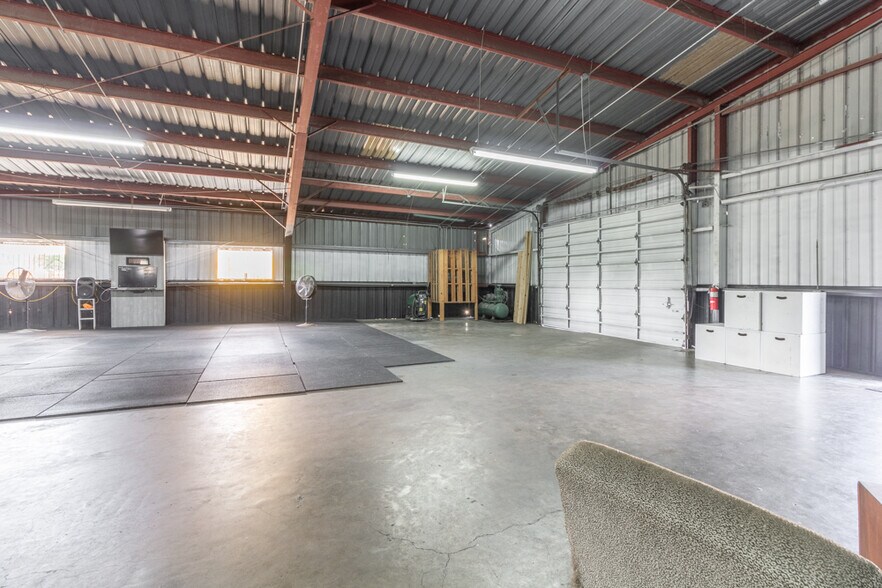 More Photos Of 1624 Airline Dr, Houston Warehouse For Sale