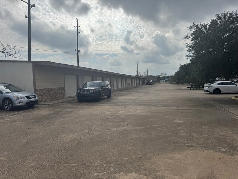 More Photos Of 17125 Groeschke Rd, Houston Warehouse For Sale