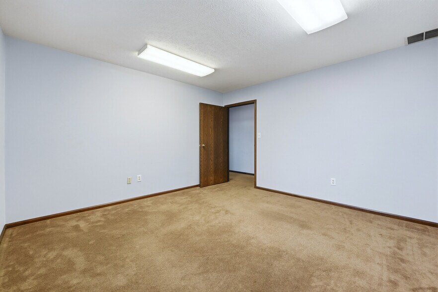 More Photos Of 3201 E Center St, Warsaw Office For Sale