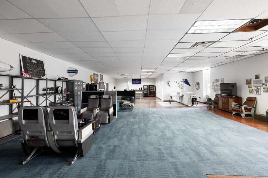 More Photos Of 215 Marvin Miller Dr SW, Atlanta Light Distribution For Sale
