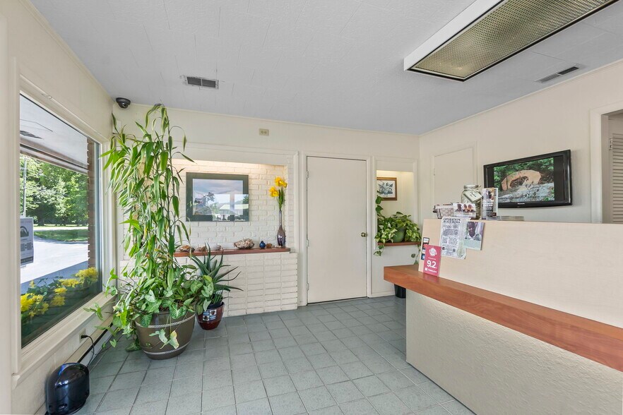 More Photos Of 310 S McCune St, Pilot Knob Hotel For Sale