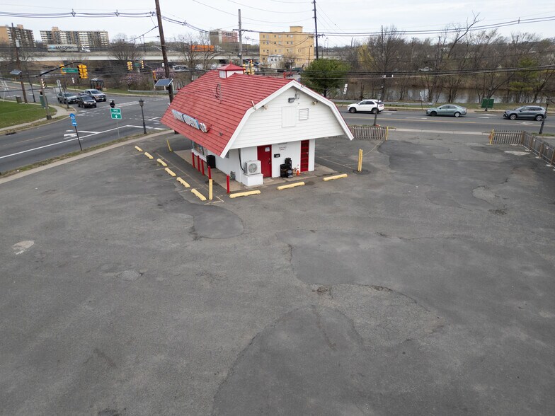 More Photos Of 735 E Hazelwood Ave, Rahway Freestanding For Sale