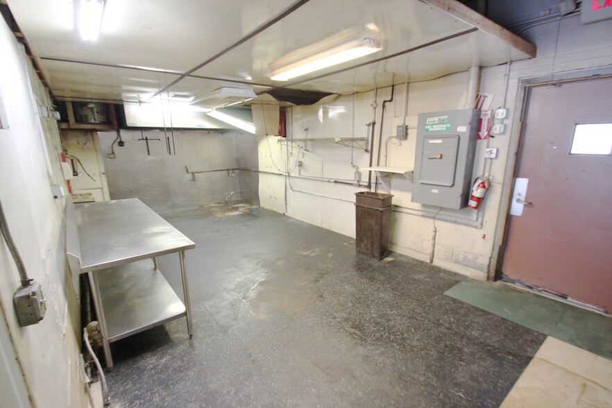 More Photos Of 6993-7011 Mill Rd, Brecksville Freestanding For Lease