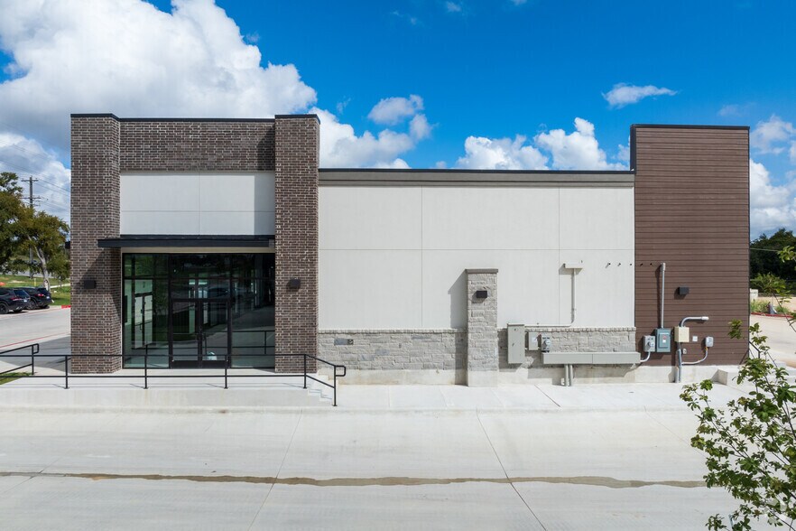 More Photos Of 14300 Ronald Reagan Blvd, Cedar Park Storefront For Sale