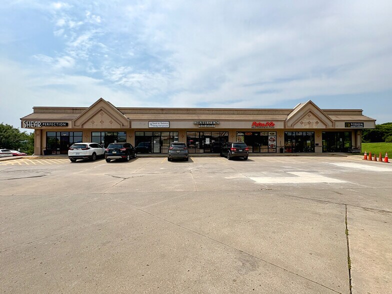 More Photos Of 2311 Wakarusa Dr, Lawrence Freestanding For Lease