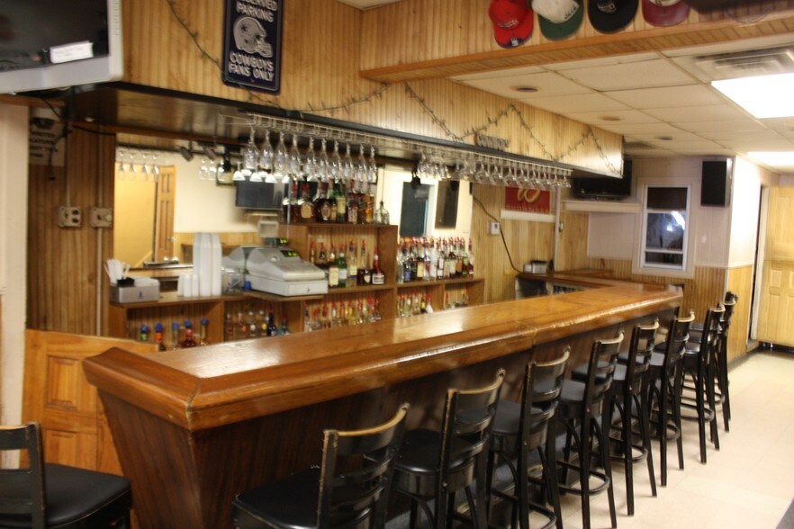 More Photos Of 31 Welland Ave, Irvington Bar For Sale