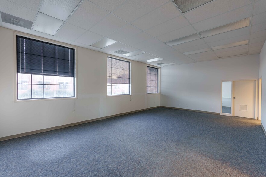 More Photos Of 415 Franklin D Roosevelt Dr, Muscle Shoals Office For Lease